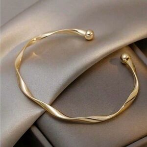 ⚠️Clearance Elegant Gold-Tone Twisted Bangle Bracelet